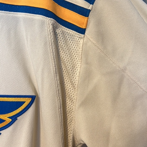 *SOLD* Men’s St. Louis Blues Winter Classic Hockey Jersey - Picture 7 of 14